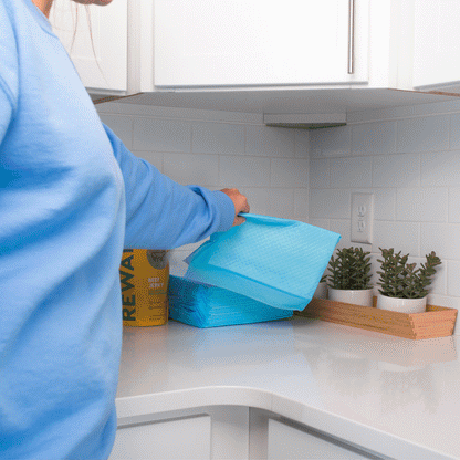 unfolding a potty pad | Pupford 